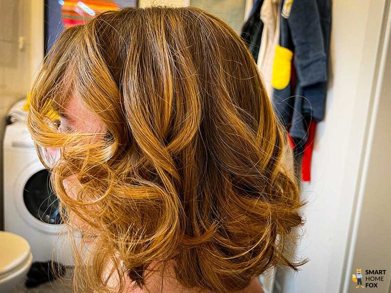 Man sieht die Locken, die mit dem Dyson Airwrap gestylt wurden.